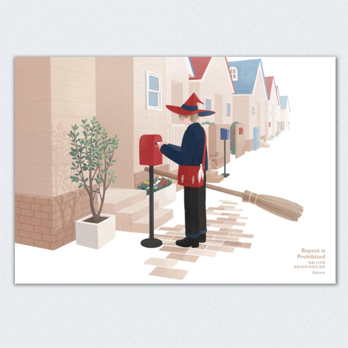 郵便配達員の青年が住宅地で手紙をポストに投函しようとしているイラスト。少年が頭に魔女のようなつばの広い三角帽子を被っている。そばには彼が乗ってきた箒が浮いている。住宅の壁はクリーム系で統一されていて温かい雰囲気。屋根やポストに赤や青が塗られていて、アクセントカラーになっている。